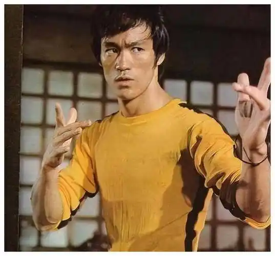 金庸评价李小龙逝世:印象大打折扣,太令人失望了