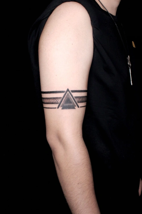 男生图腾臂环纹身欣赏经典图腾臂环纹身4