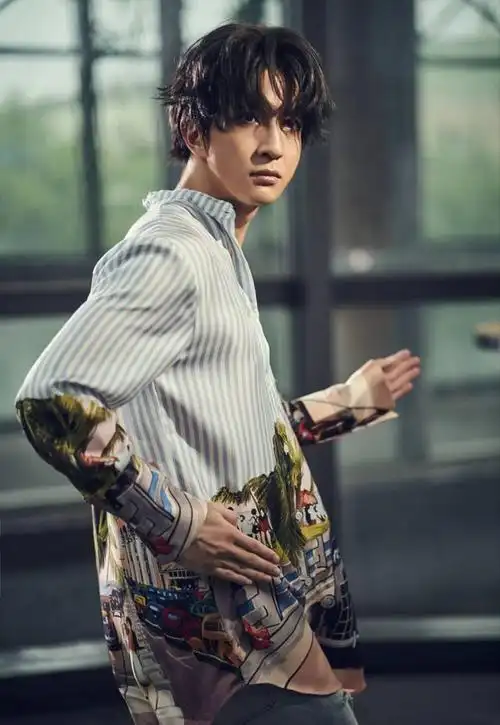 薛之谦参加中国好声音录制时走路一瘸一拐的,这是怎么了