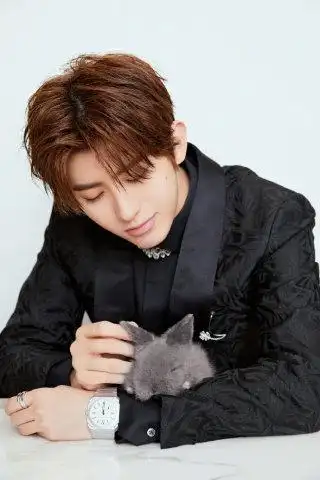 蔡徐坤帅气写真,温柔安抚小宠物,好暖心!