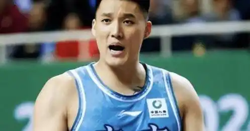 外线有机器人罗伯,路人王年度冠军陈泽文和cba小外援哈木,内线有曾凡