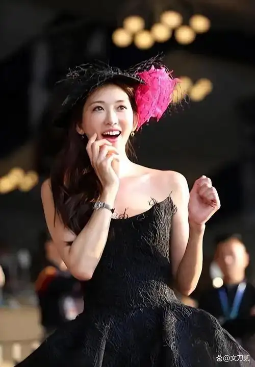 "女神"林志玲终于在近日出席活动,身穿一件亮片流苏小礼服,出现在了