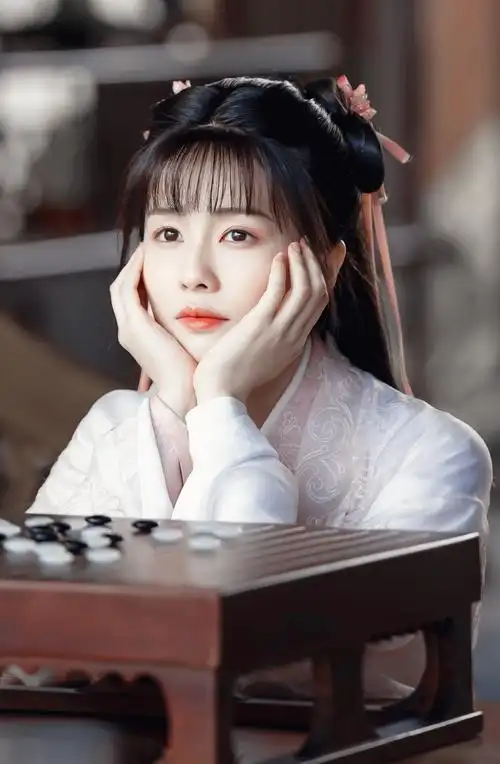 原创白鹿成新晋古装女神路透照战损妆又美又殇小鹿眼更是楚楚动人