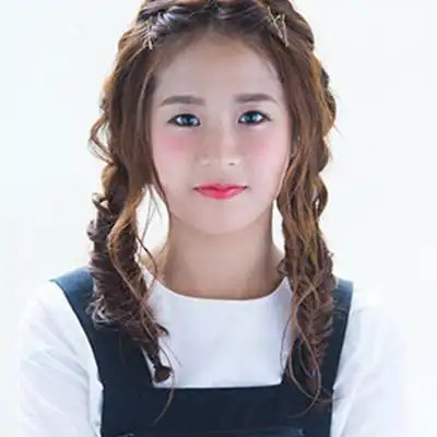 如何编辫子简单好看 今天小编给mm们带来了一款韩式麻花辫马尾教程