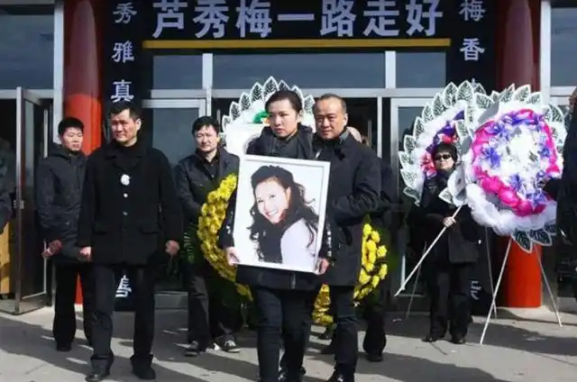 她是中国十大女歌唱家丈夫入狱出场费5万变2千55岁患癌去世