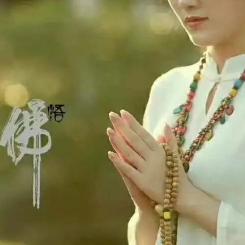 一心跪拜在佛前