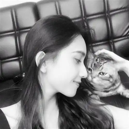 笑而不语是一种豁达回眸一笑女生头像图片黑白