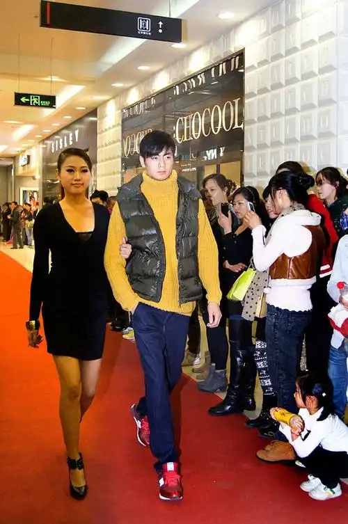 一组男女双人时装模特秋季国际名品时尚走秀