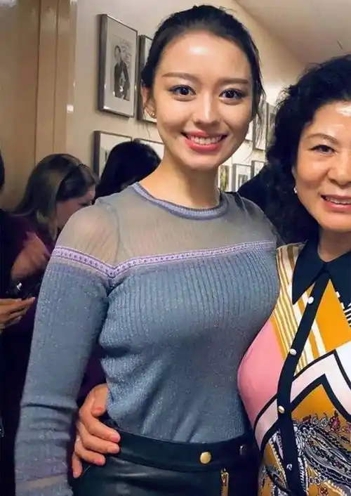 吉娜不愧是"人间芭比",穿针织衫勒出巴掌腰,半点不露照样时尚_身材