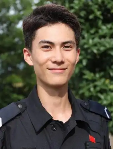 帅呆了!荆州"最帅护考巡特警"成"网红"