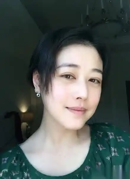 不老女神周海媚素颜自拍-引网友惊叹