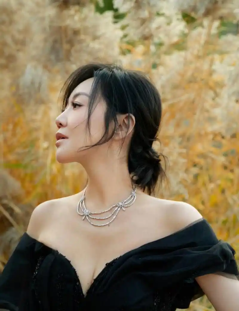 性感优雅的人间尤物#闫妮# 一袭黑色深v抹胸溜肩礼裙,肤白貌美的容颜