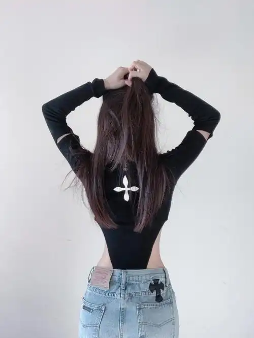 看起来20岁的背影杀暗黑酷girl穿搭