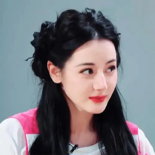 迪丽热巴工作室换了头像