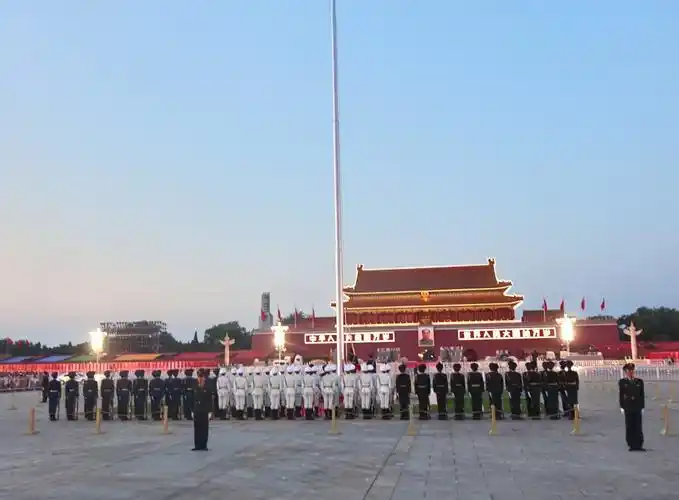 全体仪仗队员准备升旗