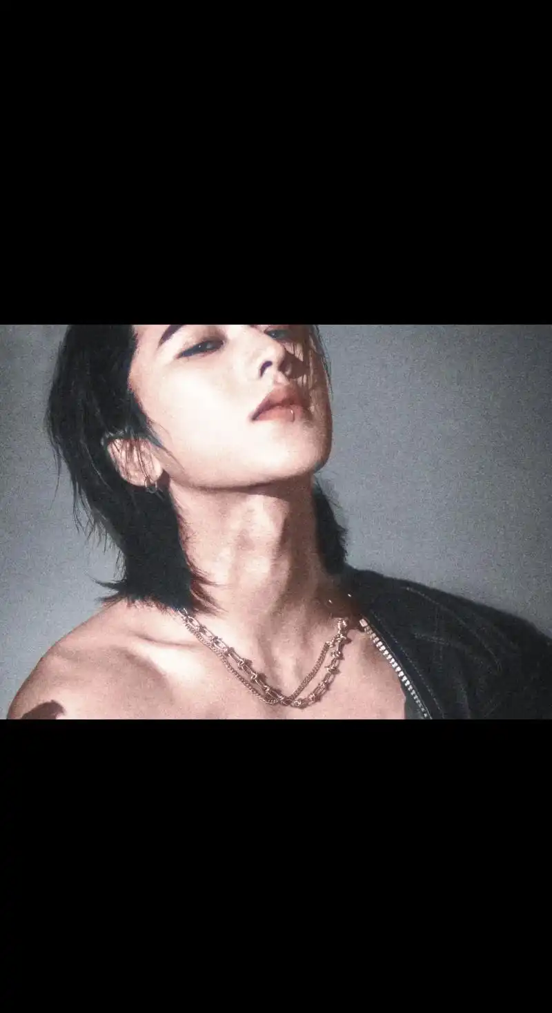 馋00 #蔡徐坤 #腹肌 #硬照 #黑白系 #美出高级感cr - 抖音