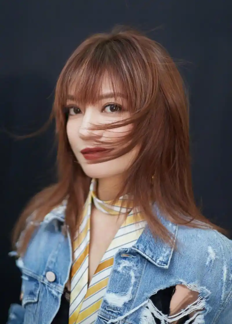 赵薇新造型太减龄,破洞牛仔配雪纺裙真少女,剪齐刘海美回小燕子