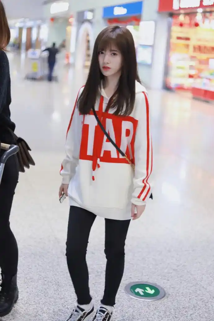 鞠婧祎红唇穿白色卫衣搭配黑色紧身裤现身机场皮肤白皙