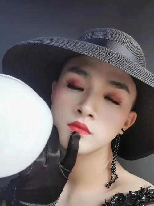 男孩子化妆反串女妆