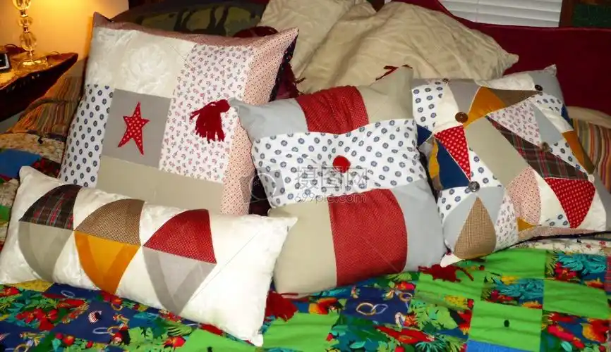 摆在床上的枕头