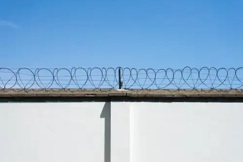 边界线上的围墙铁丝网