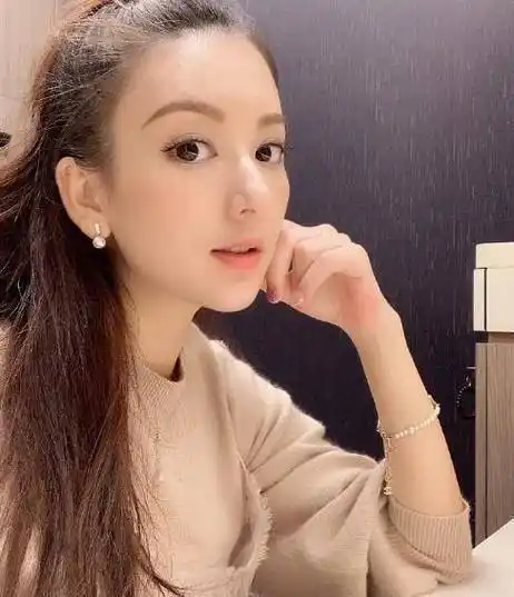 郭富城妻子方媛晒近照少女感十足,气色红润,看不出怀了"二胎"_网友