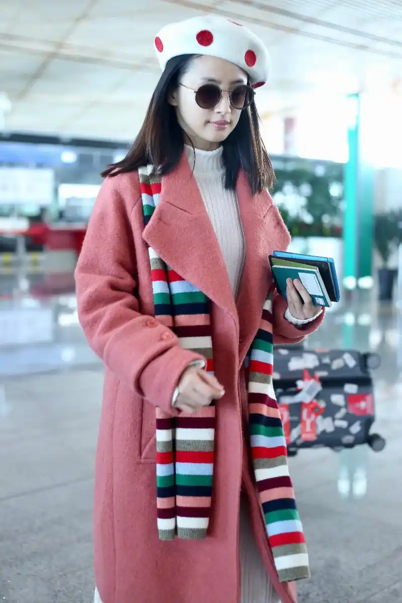 林依晨戴白色贝雷帽和墨镜穿红色大衣现身机场,素颜出镜依旧很美