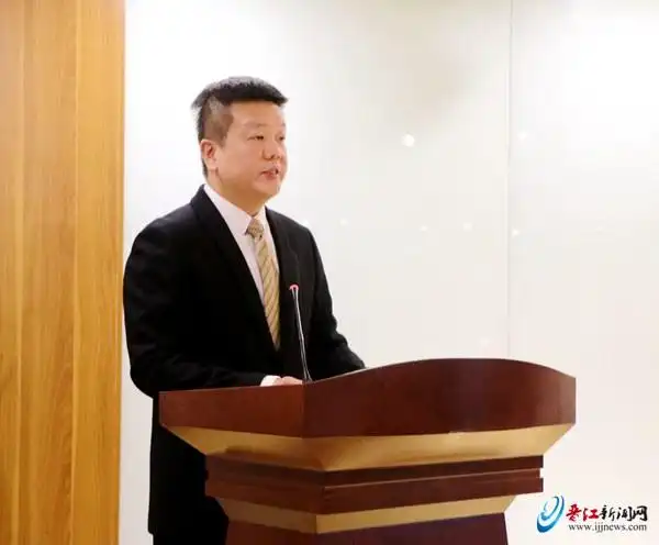 泉州半导体高新区管委会副主任,晋江市政府党组成员陈志雄主持签约