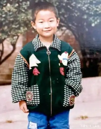 何树军的儿子李飞小时候的照片