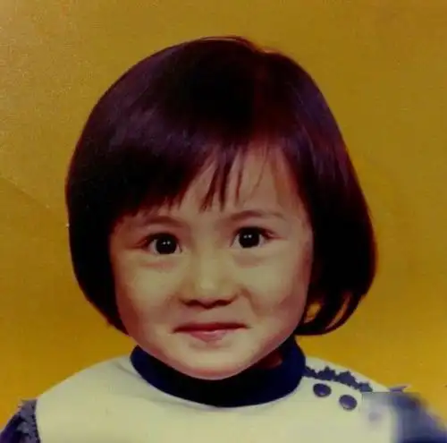 陈德容晒成长照 皮肤白皙十分有气质