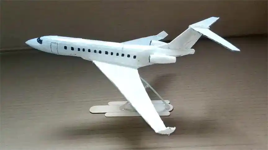 用纸板手工制作一架庞巴迪7500飞机模型,这创意必须点赞