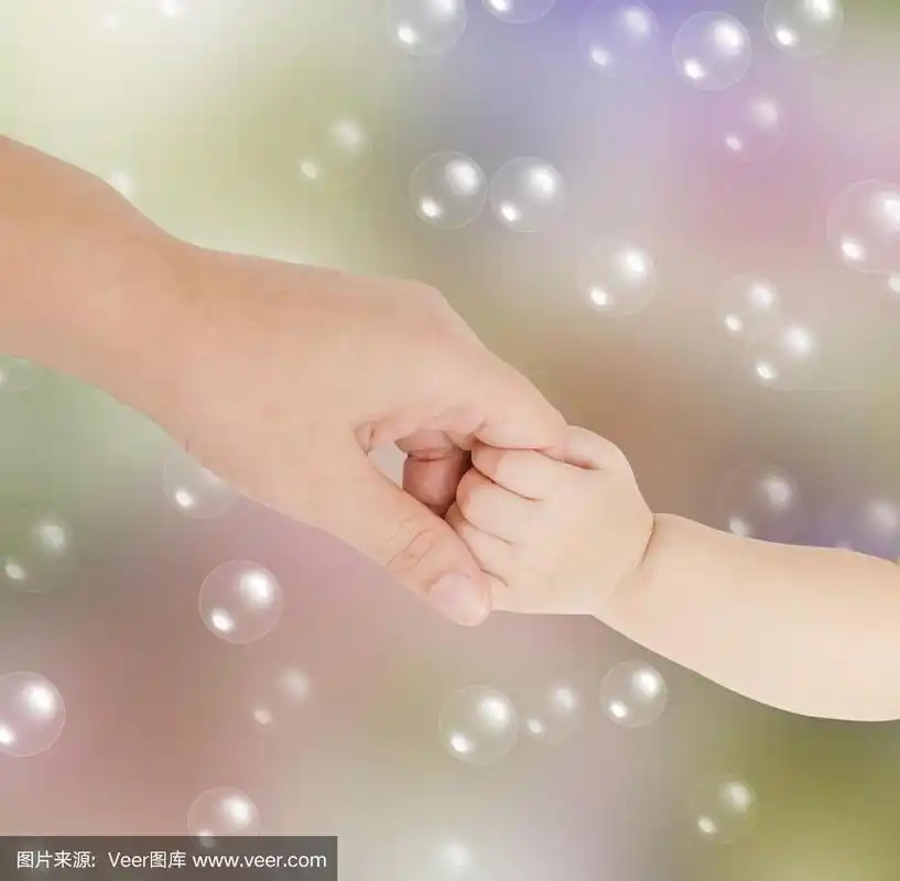 婴儿的手牵着妈妈的手指