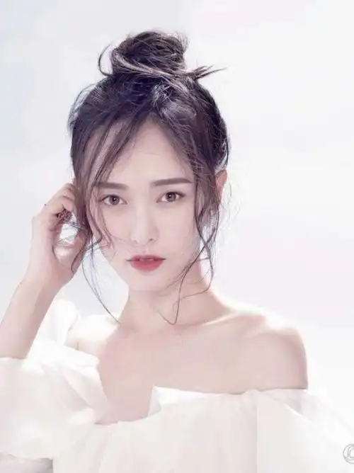 "偷心大盗"—唐嫣仙女～标准的瓜子脸,清秀又甜美,当年的紫萱可把我迷