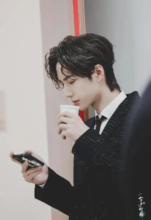 男明星惊鸿一瞥的出圈神图李现龚俊惊艳网友看过就粉的程度