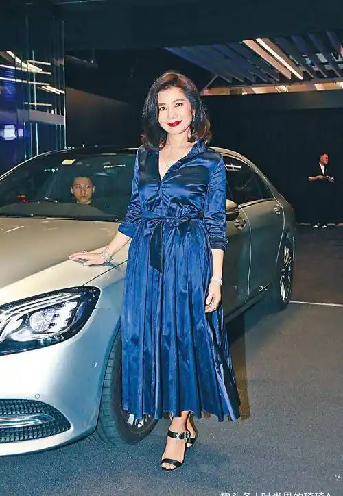 60岁钟楚红不显老,穿宝蓝色连衣裙美得雍容华贵,气质十足_时尚_显得