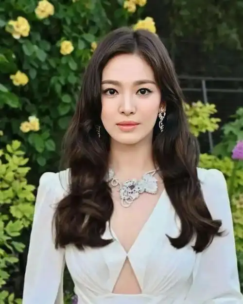 宋慧乔离婚后剪了波波头穿西装短裤去看show42岁美出新高度