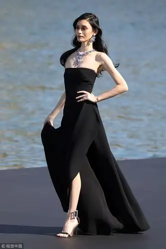 奚梦瑶水上t台走秀两套look惊艳秀逆天美腿