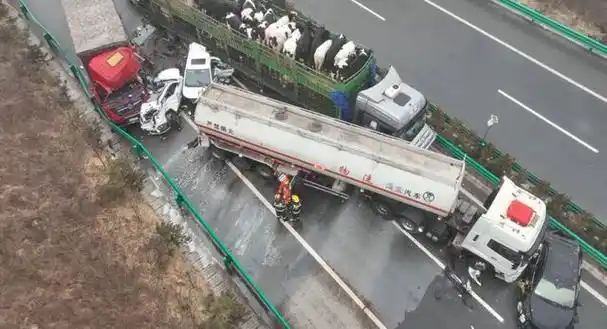 大量汽油正不断从罐内流出左前和后方右侧油罐车泄漏位置位于事故现场