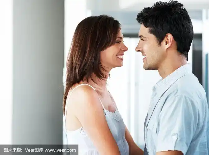 一对可爱的小情侣对视着