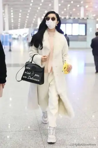 街拍:范冰冰白色皮毛一体大衣 厚底绑带靴 黑色包袋温柔纯净