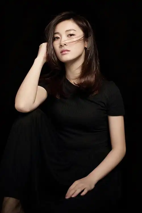 热播网剧《蛇王岛》中的惊艳美女邵芸,很有日系女星的气质