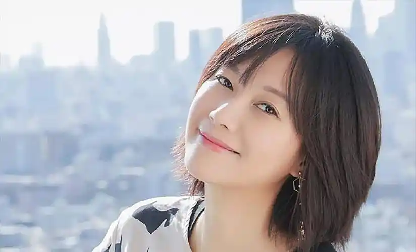 徐静蕾素颜自拍惊艳众人,49岁依旧少女感十足,网友热议纷纷_生活_状态