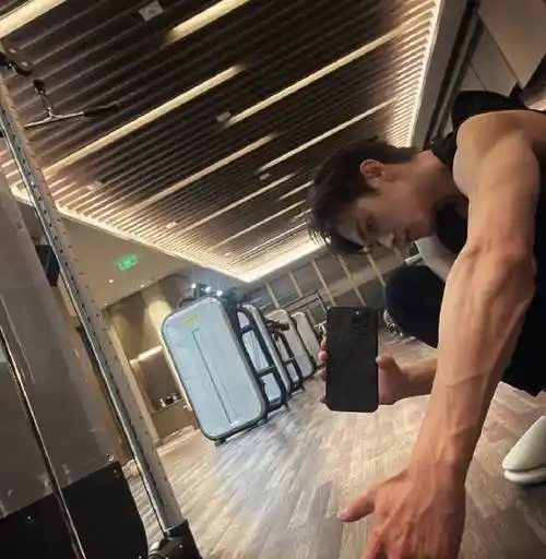 许凯晒健身自拍照超帅气 手臂青筋暴起肌肉紧实_荷尔蒙_感觉_照片