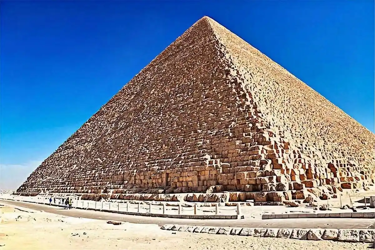 金字塔是古代建筑中的杰作之一,金字塔的形状是四棱锥,底边为正方形