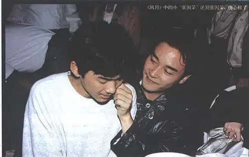 张国荣抱娃姿势好苏和林青霞女儿猜拳眼神太有爱