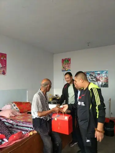 "不忘初心,牢记使命"-开发办中秋节前开展慰问贫困户活动