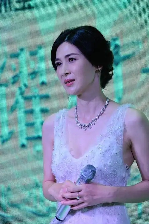 李云龙妻子童蕾真有气质穿白色礼服裙好像优雅的芭蕾舞者