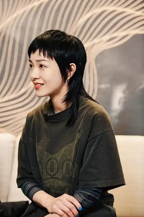 郭采洁分享打理短发小妙招花式拼图展现日常趣事