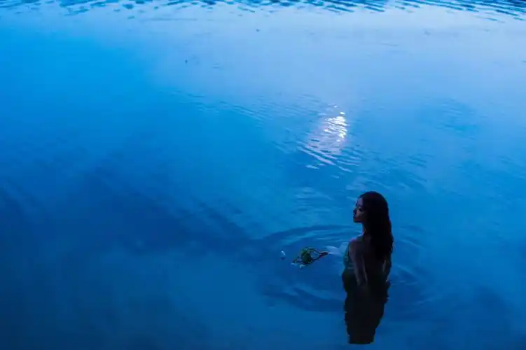 蓝治愈蓝色系写真清冷水边照