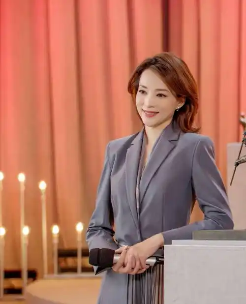 董卿作为一名主持人,她的服装穿搭格外高级优雅.